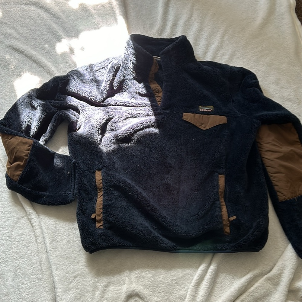 LL Bean plush fleece pullover in navy/ with tan accents. LL Bean quality!